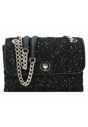 Sac à main en tweed noir avec sequins, bandoulière chaîne argentée ornée de détails en cuir, et fermoir rond argenté à rotation sur le rabat avant.