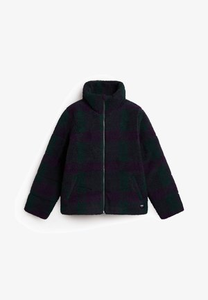 Chaqueta de forro polar a cuadros en verde oscuro y púrpura con cremallera frontal completa, cuello alto y dos bolsillos delanteros con cremallera.