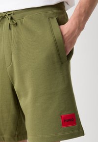 HUGO DIZ - Pantaloni de trening - open green