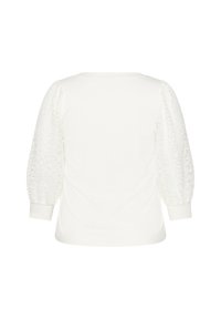 Blusa blanca con mangas largas abullonadas de encaje. El cuerpo es liso con un escote redondo y puños ajustados, con detalles intrincados de encaje.