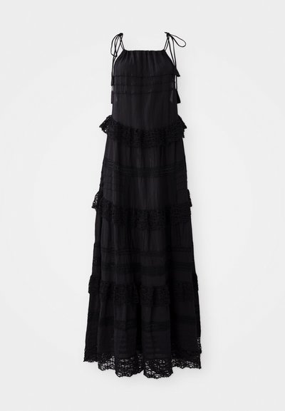 Robe maxi noire avec des bretelles réglables, présentant des volants superposés et une bordure en dentelle décorative le long de l'ourlet et du corsage.