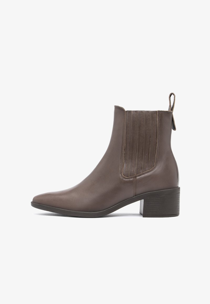Bottine en cuir marron avec petit talon épais, panneau latéral élastique et languette à l'arrière, montrée de profil droit sur fond blanc.