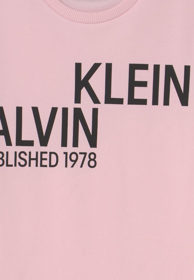 Kinder Freizeitkleider | Calvin Klein Jeans HERO LOGO DRESS Freizeitkleid sweetest pink/rosa - FU55225 Kinder Freizeitkleider | Calvin Klein Jeans HERO LOGO DRESS Freizeitkleid sweetest pink/rosa - FU55225