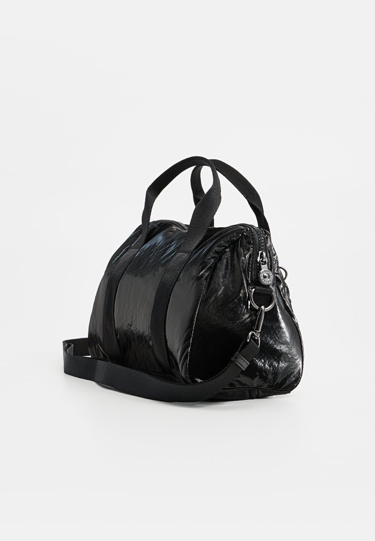 Borsa a mano nera in materiale lucido e texturizzato. Presenta due manici, una tracolla e una chiusura con zip in metallo.