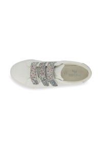 Zapatilla blanca con tres correas de purpurina multicolor y brillante. Material suave con punta redondeada y interior texturizado. Diseño minimalista.