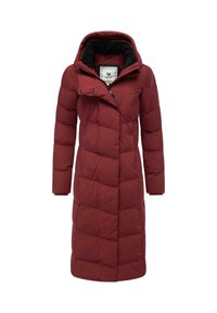 Cappotto imbottito bordeaux con cappuccio, realizzato in un tessuto testurizzato, con motivo trapuntato e chiusura frontale con zip. Include una tasca sul petto con patta.