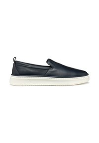 Scarpa in pelle blu navy con suola in gomma bianca. Presenta una texture liscia e un design minimale con pannelli laterali elasticizzati per una facile calzata.
