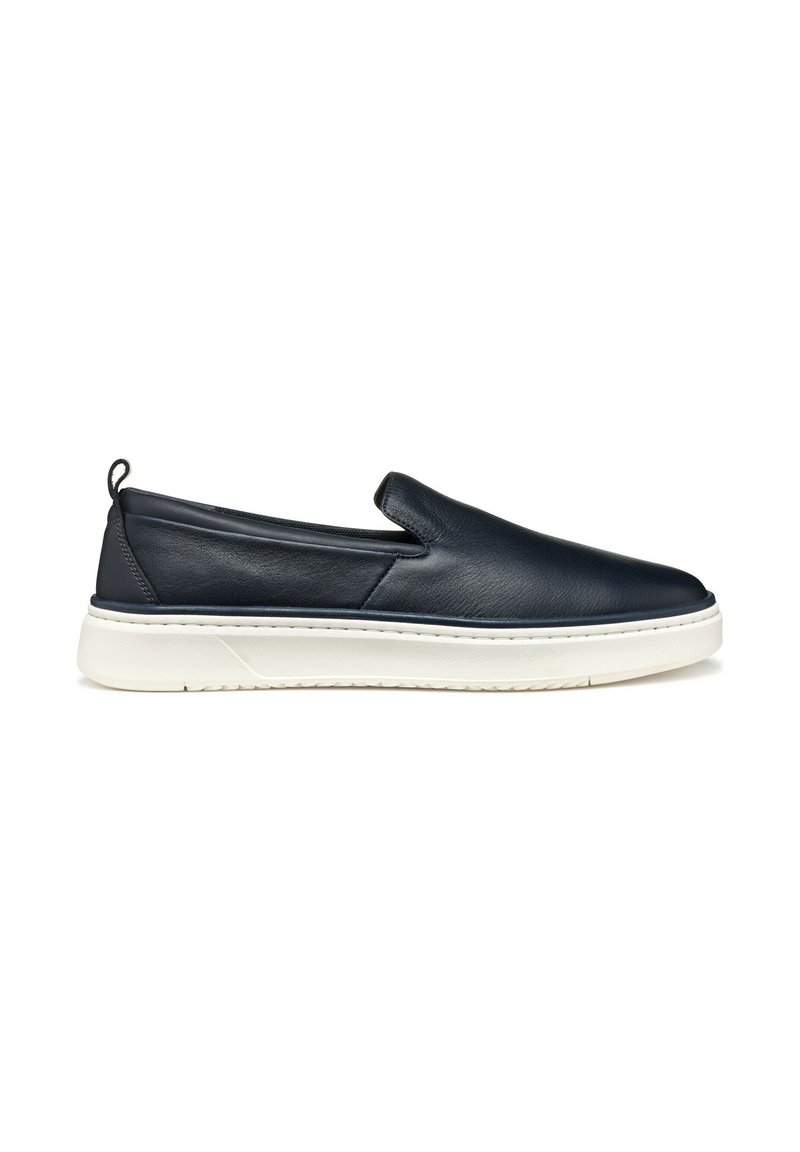 Scarpa in pelle blu navy con suola in gomma bianca. Presenta una texture liscia e un design minimale con pannelli laterali elasticizzati per una facile calzata.