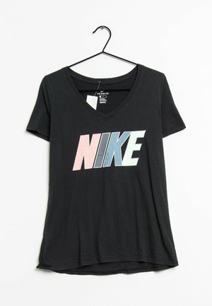 Sort V-hals Nike T-shirt med flerfarvede blokbogstaver foran, hængende på en sort bøjle mod en hvid baggrund.