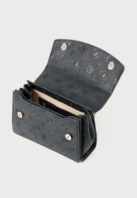 Portafoglio in pelle nera con texture, loghi in rilievo, flap aperto fissato da due bottoni a pressione, mostra un interno beige con tasca con zip.