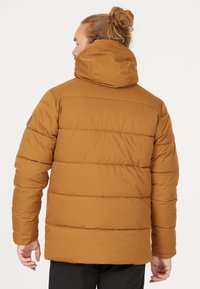 Brun puffjacka med huva, med horisontella quiltade sektioner och en slät yta. Inkluderar en logotypaccent på ärmen.