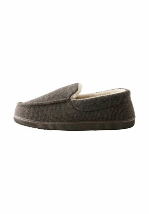Chausson marron texturé à enfiler avec une doublure douce en polaire couleur crème et une semelle souple en caoutchouc, vu de côté.