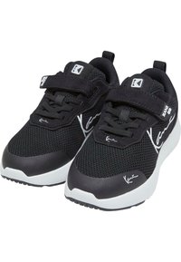 Pari mustia urheilutennareita, joissa valkoiset pohjat, verkkokangas, tarranauhat ja merkkilogot sivuilla sekä kielessä.