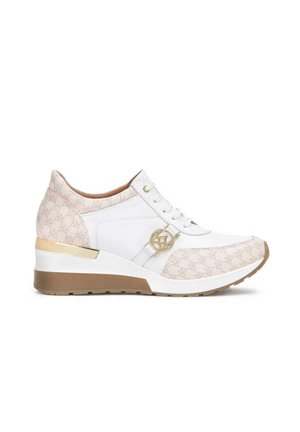 Weiß-beige Keilsneaker mit gemustertem Stoff, Schnürung vorne, goldfarbenem Logoemblem und brauner Gummisohle.