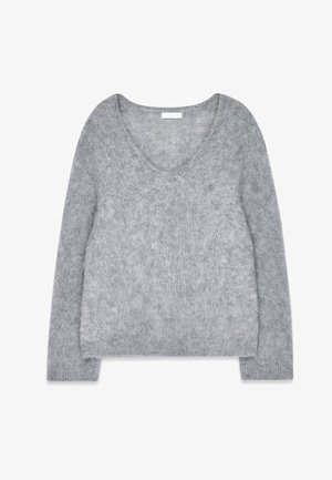 Suéter gris, suave y esponjoso con un escote en V profundo y mangas largas. Presenta un ajuste relajado y costuras mínimas. Adecuado para superponer.