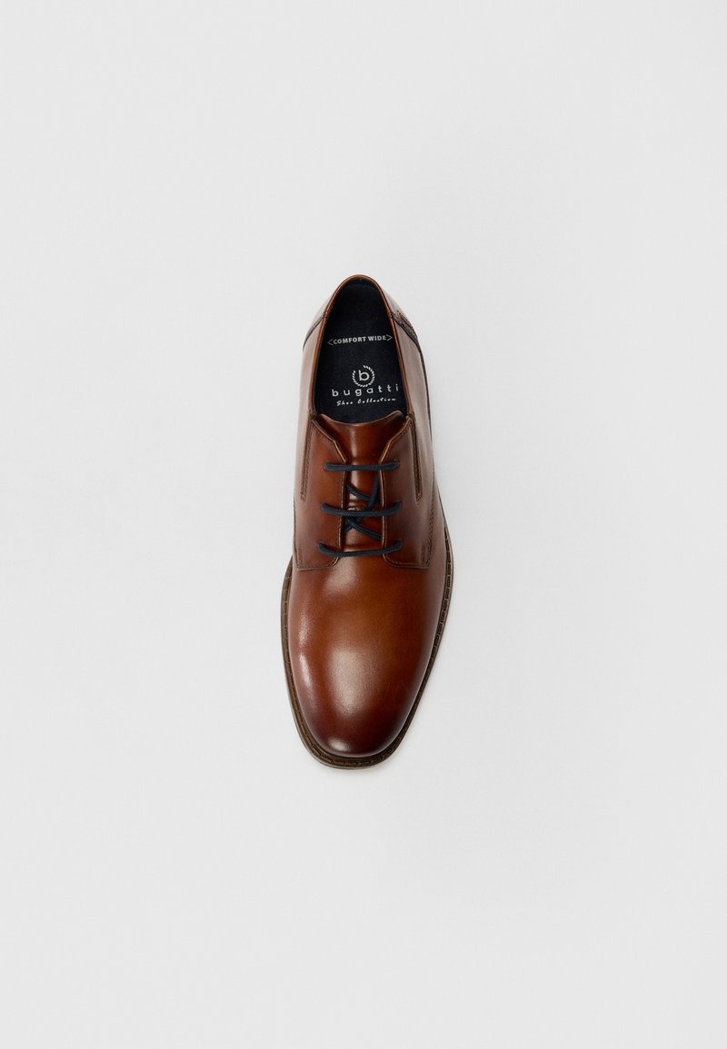 Zapato de vestir de cuero marrón con punta redonda, cordones tradicionales y un acabado suave. Presenta una plantilla ancha y cómoda y costuras sutiles.