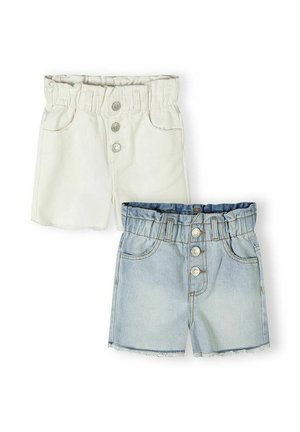 Dwie pary dziecięcych szortów, jedna biała, druga jasno-niebieska z dżinsu, obie z elastycznymi pasami i trzema guzikami z przodu.