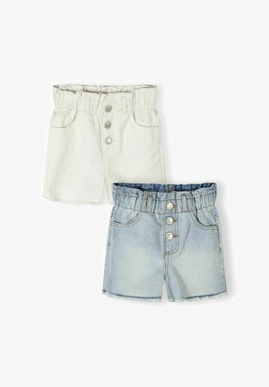To par børneshorts, et par hvide og et par i lyseblå denim, begge med elastik i taljen og tre frontknapper.