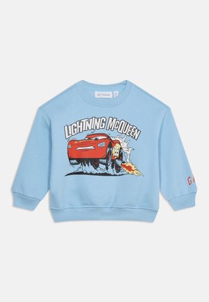 Svijetloplava dječja majica dugih rukava s crvenim trkaćim automobilom s plamenovima i natpisom "Lightning McQueen" na prednjoj strani.