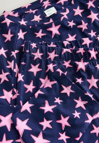 Jūras spēku pidžamu komplekts ar rozā zvaigžņu rakstiem. Žakete ir ar apaļu kaklu, bet biksēm ir elastīga josta. Mīksts audums, ikdienas dizains.