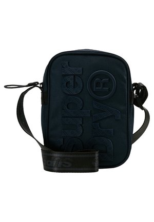 Petit sac bandoulière noir avec bandoulière réglable, texte embossé "Superdry" et symbole circulaire de marque déposée à l'avant.