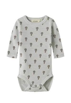 Body bébé gris clair à manches longues avec petits motifs de montgolfières imprimés et pressions en bas.