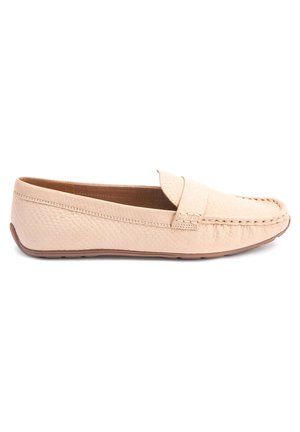 Mocassins en cuir beige avec surface texturée, détails de couture et semelle plate. Style à enfiler avec un bout arrondi et un équipement minimal.
