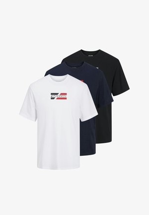 Tres camisetas: blanca, azul marino oscuro y negra. Tejido de algodón, diseño de cuello redondo, mangas cortas, con un logo impreso en la camiseta blanca.