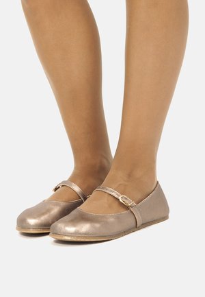 Ballerine in bronzo metallico con punta arrotondata, una sottile fascia sul dorso del piede e suola piatta. Texture liscia con una leggera lucentezza.