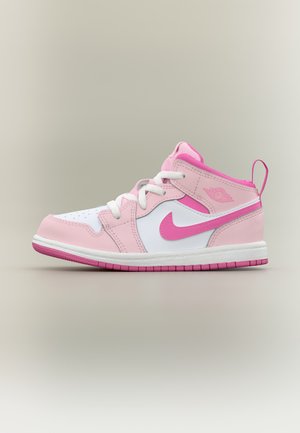 Baskets Nike roses et blanches à mi-hauteur avec lacets, swoosh rose, logo aile, et semelle en caoutchouc sur un fond neutre uni.