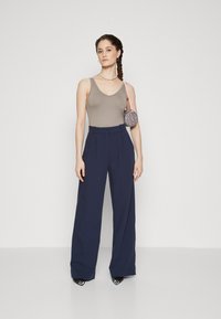Abercrombie & Fitch A&F Sloane Tailored Wide Leg Pant - Stoffhose - navy