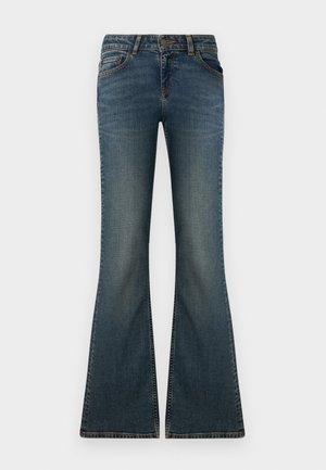 Jeans de denim acampanados en un lavado azul oscuro con un ligero brillo. Cuenta con bolsillos y costuras en contraste. El dobladillo se ensancha en la parte inferior de la pierna.