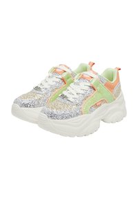 Paksupohjaiset lenkkarit, joissa on hopeanväristä kimalletta ja pastellinvihreitä, oransseja yksityiskohtia, valkoiset nauhat ja paksu, teksturoitu valkoinen pohja.