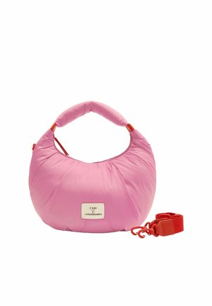 Sac à main rembourré rose en forme de croissant avec poignée supérieure et bandoulière rouge amovible, doté d'une petite étiquette logo rectangulaire.