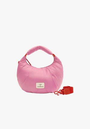 Sac à main rembourré rose en forme de croissant avec poignée supérieure et bandoulière rouge amovible, doté d'une petite étiquette logo rectangulaire.