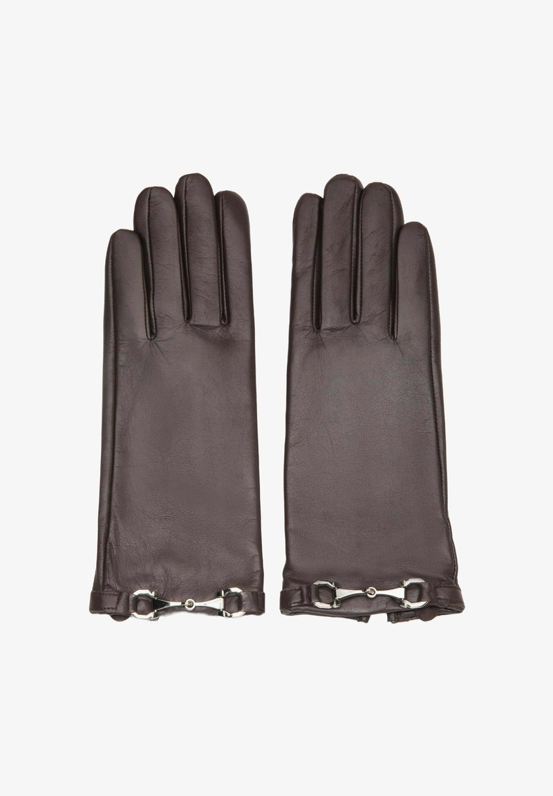 Brązowe skórzane rękawiczki o gładkiej fakturze, prostych palcach i ozdobne akcenty w srebrnym odcieniu na nadgarstku.