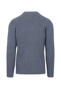 Blauwe geribde trui met een ronde hals, lange mouwen en een effen patch op de linker mouw. De textuur lijkt zacht en gebreid.
