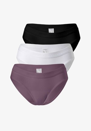 Femme portant un bikini mauve avec une ceinture de marque, montrant le ventre et le haut des cuisses sur un fond blanc.