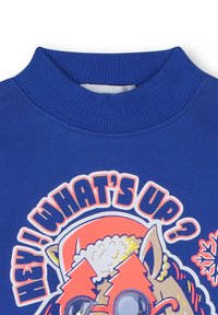 Blauwe sweatshirt met een geribde kraag en een graphic print van een paard met een bril, met de tekst "HEY! WHAT'S UP?" in sprekende kleuren.