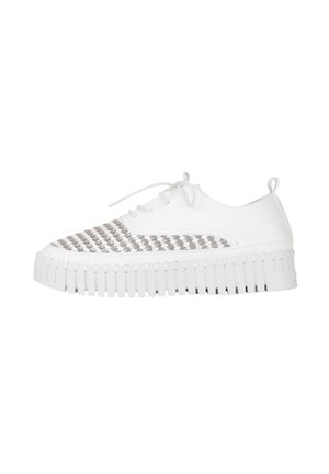 Witte platform sneakers met een geweven zilveren accent op de neus, vetersluiting en een textuurrubberzool met verticale ribbels.