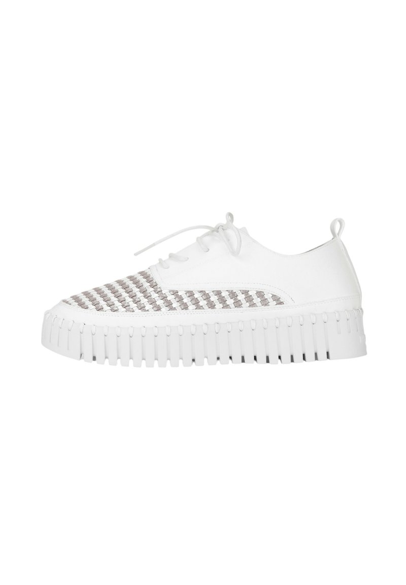 Zapatillas deportivas blancas de plataforma con detalle plateado trenzado en la punta, cierre de cordones y suela de goma texturizada con estrías verticales.