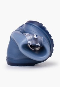 Scarpa in gomma blu con superficie testurizzata, design curvo e fascia elastica con un motivo di occhi, mostrata da una vista laterale.