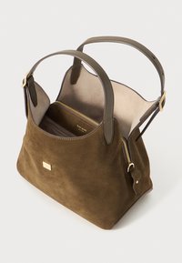 Sac à main en suedine marron avec des accents en cuir lisse et des détails en métal doré. Il dispose d'un intérieur spacieux avec une poche zippée et un logo.