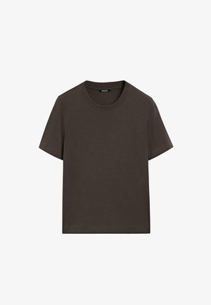 Mørkebrun kortærmet t-shirt lavet af bomuld. Har en rund halsudskæring og en afslappet pasform, uden synlige mønstre eller detaljer.