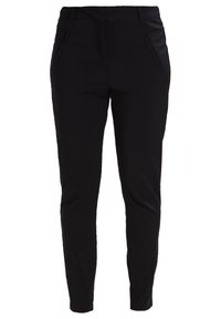 Črne klasične hlače s slim fit krojem, opremljene s stranskimi žepi in gladko teksturo. Oblikovanje vključuje pas srednje višine in zožene noge.