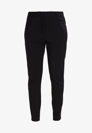 Czarne spodnie dopasowane w slim fit, z bocznymi kieszeniami i gładką fakturą. Wzór obejmuje średni stan i zwężane nogawki.