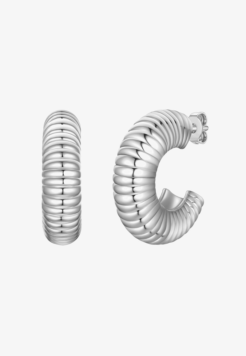 Sidabriniai auskarai žiedai su suktiniais ornamentais, turintys lygų, blizgantį paviršių ir saugų tvirtinimą su smeigtuku.