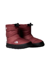 Bottes d'hiver isolées rouges avec une tige rembourrée, semelle en caoutchouc noire, cordon de serrage réglable en haut et logo sur le côté.