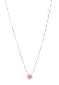 Collier en or rose avec une chaîne délicate et un pendentif en forme de fleur, mettant en vedette une pierre rose centrale entourée d'accents transparents.