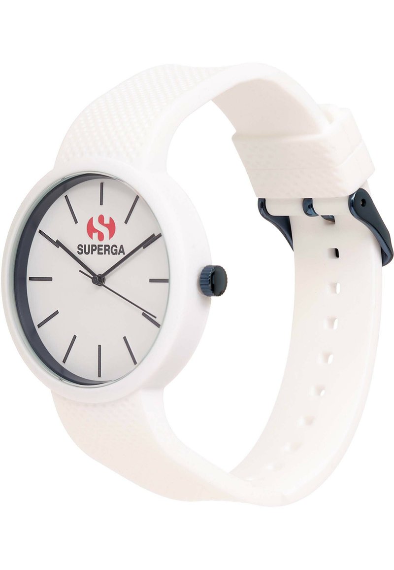 Reloj de silicona blanco con esfera redonda, marcadores de hora negros y un logo rojo. Correa texturizada blanca con un clip de hardware azul.
